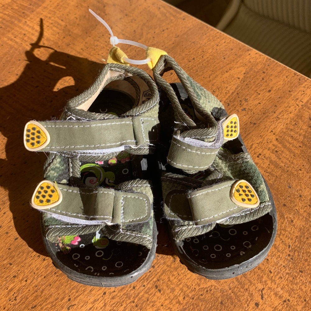 🌈BOGO 50% off🌈 comfortable, Adorable Frisky Sandals for Baby! Size 5, NWT!